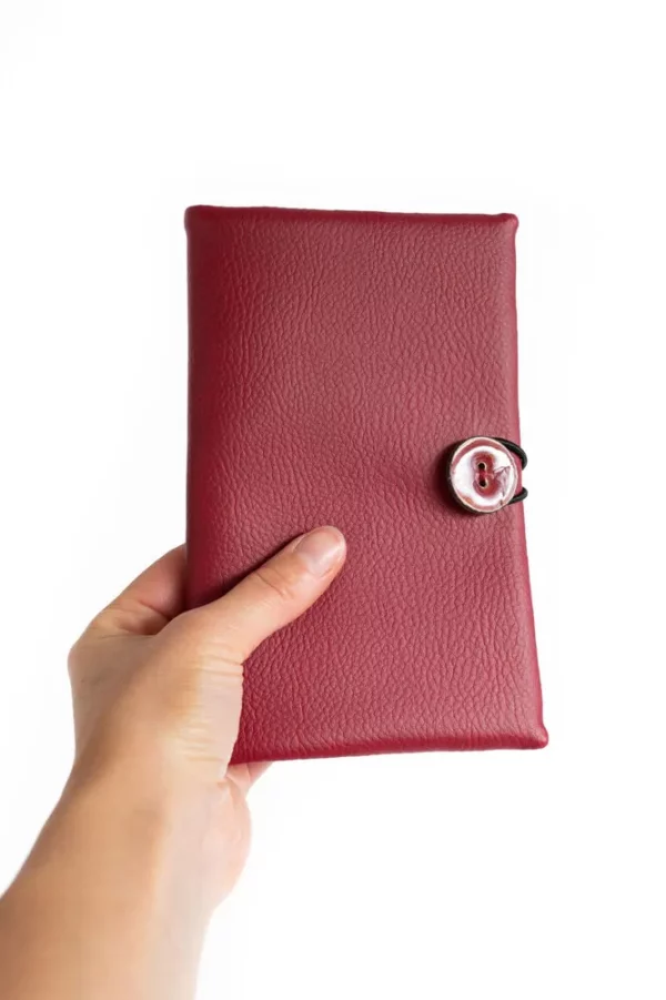 Portefeuille femme fait main en Bretagne simili cuir bordeaux et bouton coco