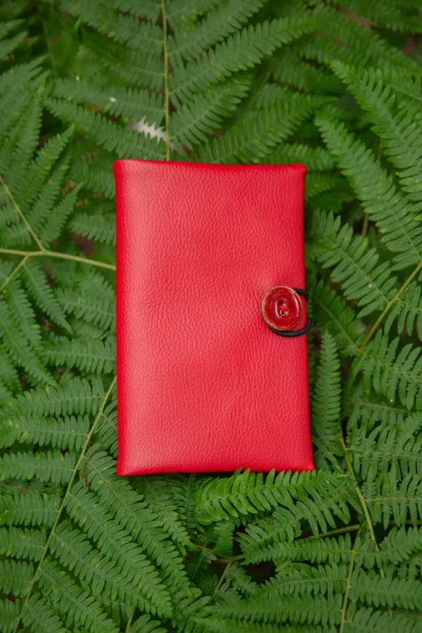 Portefeuille femme cousu main rouge fermé motif pommes