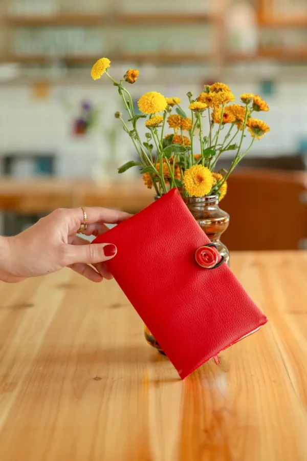 Portefeuille les pommes femme cousu main simili cuir et bouton rouge