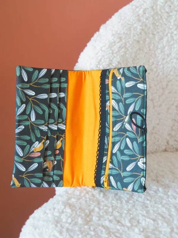 Portefeuille cousu main en Bretagne tissu imprimé vert et jaune oiseaux Pioupiou