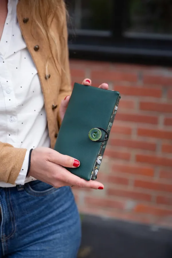 Portefeuille vert pioupiou simili cuir vert bouton coco