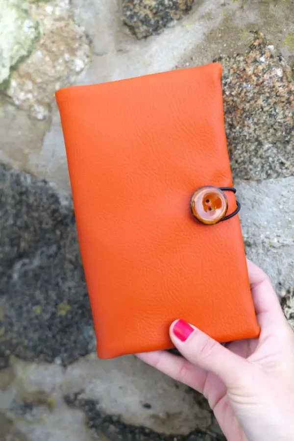 Portefeuille femme cousu main en Bretagne rouille bouton coco orange