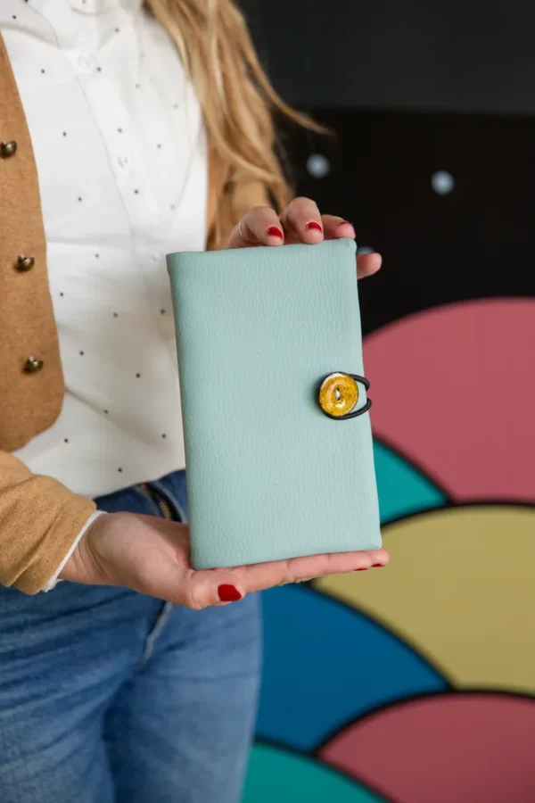 Portefeuille June fermé zoom sur le simili cuir bleu gris bouton coco jaune