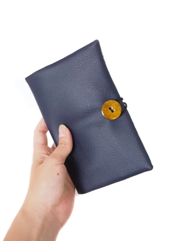 Portefeuille fait main en Bretagne simili cuir bleu marine bouton jaune