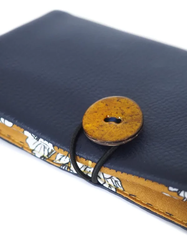 Portefeuille marine moutarde fleurs zoom sur bouton