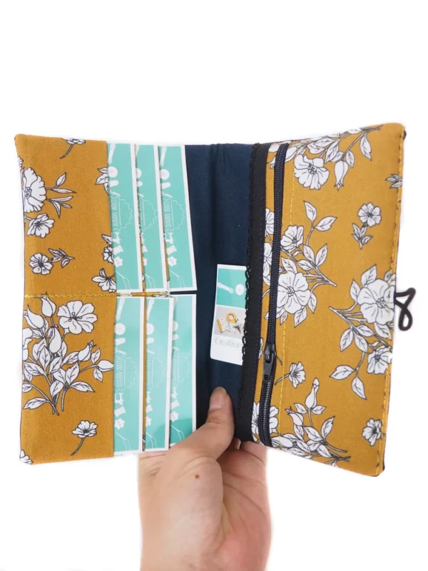 Portefeuille cousu main bleu marine et tissu imprimé moutarde
