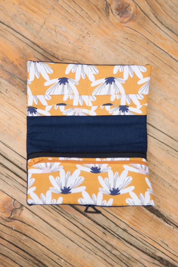 Portefeuille compagnon simili cuir tissu imprimé Maya moutarde fait main en Bretagne