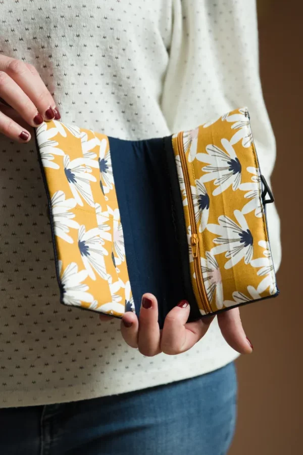 Portefeuille compagnon femme simili cuir bleu marine tissu imprimé moutarde Maya