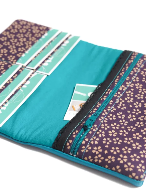 Portefeuille femme fait main en Bretagne turquoise violet fleurs zoom sur le poche zippée monnaie compartiments