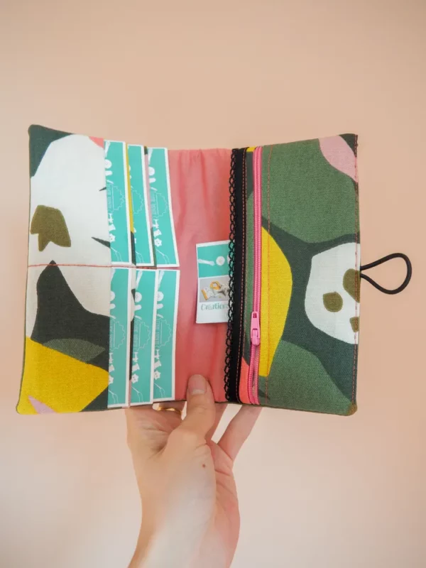 Portefeuille compagnon femme made in France simili cuir kaki et tissu imprimé rose pochette monnaie zippée compartiments cartes