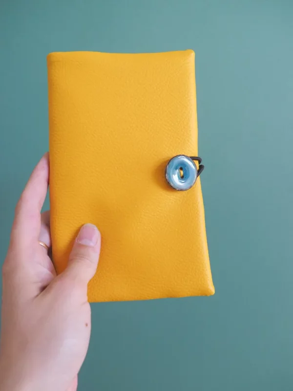 portefeuille cousu main en Bretagne simili cuir jaune bouton coco turquoise