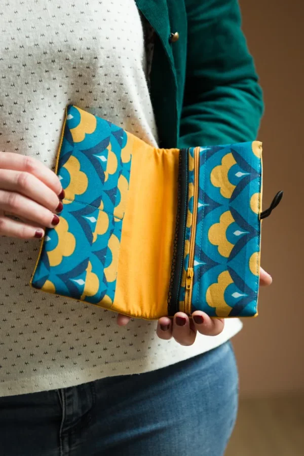 Portefeuille compagnon fait main en France simili cuir jaune moutarde tissu imprimé turquoise Paola