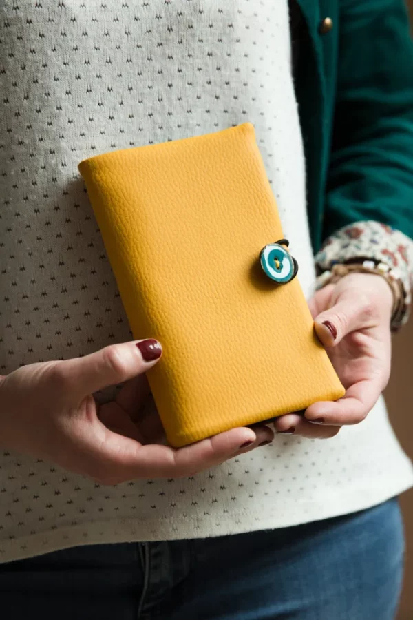Portefeuille femme fait main fermé jaune moutarde bouton coco turquoise Paola
