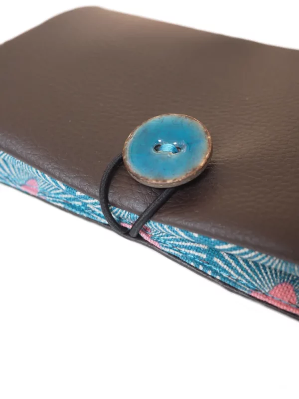 Portefeuille marron turquoise zoom sur bouton turquoise coco
