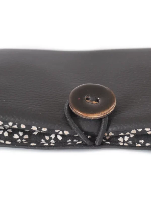 Portefeuille noir fleurs zoom sur bouton coco et tissu imprimé fleurs