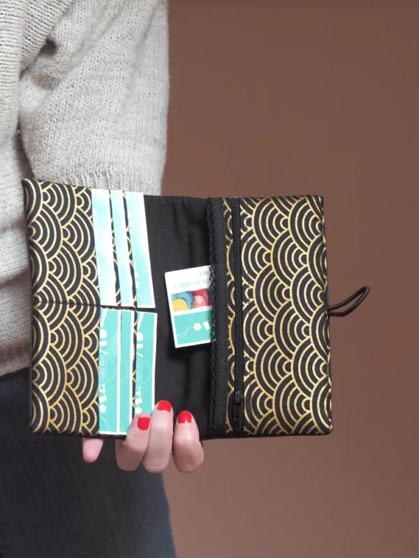 Portefeuille Suzie ouvert sur tissu noir et doré vagues