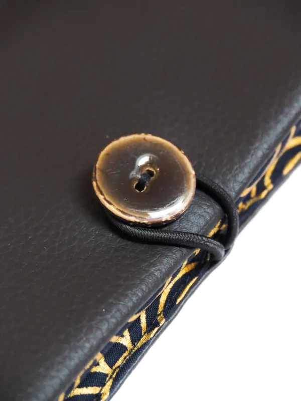 Portefeuille Suzanne zoom sur bouton coco noir