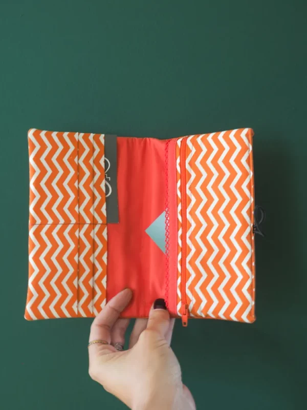 Portefeuille fait main en France coloré simili cuir orange et tissu imprimé chevrons