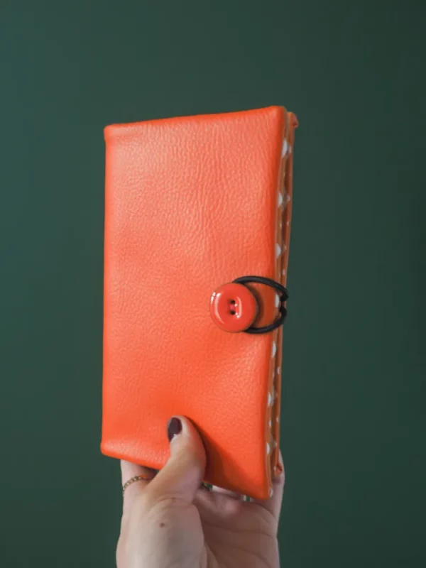 Portefeuille cousu main en Bretagne orange chevrons fermé