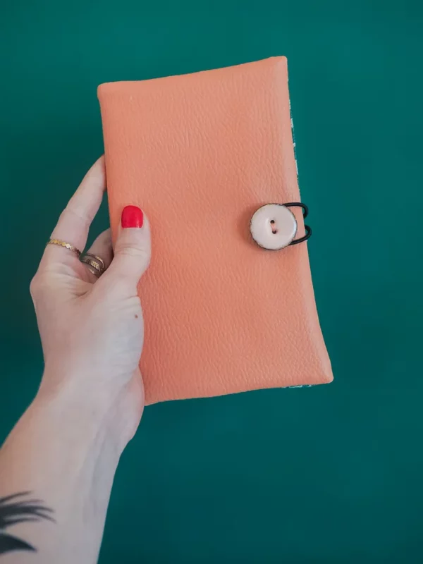 Portefeuille Peach fermé bouton rose pâle