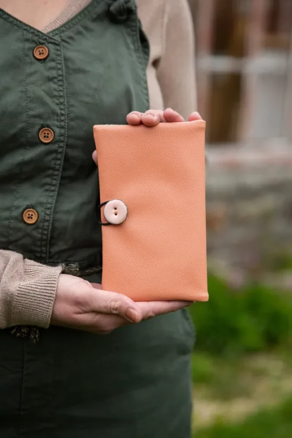 Portefeuille femme fait main compagnon simili cuir rose pêche bouton rose pâle
