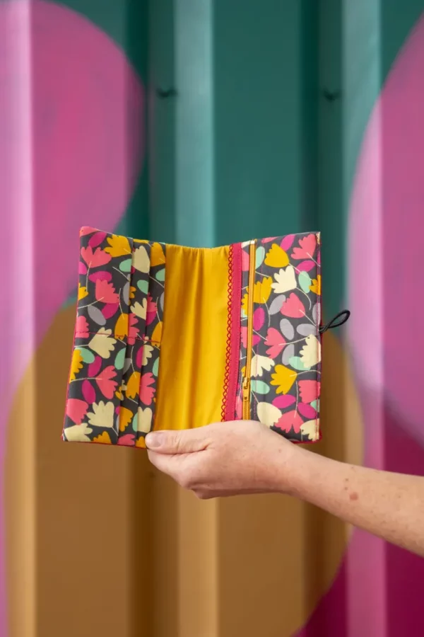 Portefeuille femme fait main coloré simili cuir rose tissu imprimé multicolore moutarde fleurs Cécile