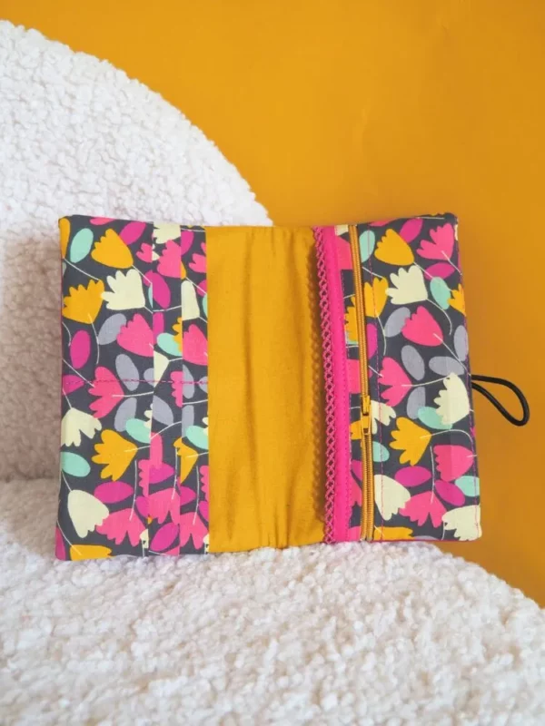 Portefeuille compagnon coloré femme cousu main en Bretagne rose moutarde imprimé fleurs Cécile