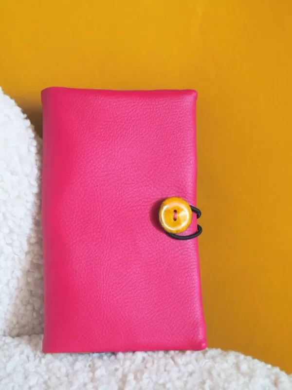 Portefeuille coloré femme cousu main en Bretagne simili cuir rose bouton coco jaune