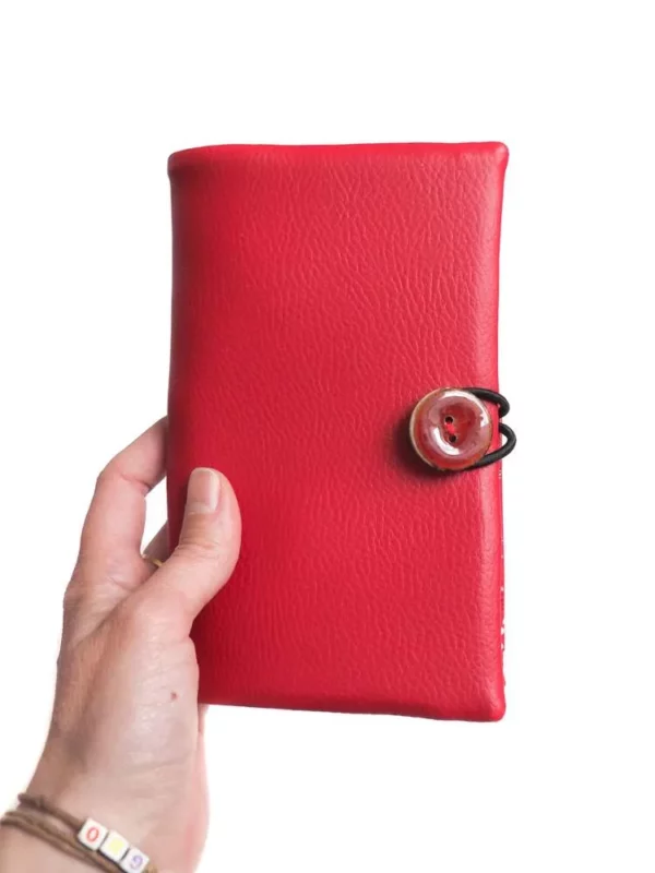 Portefeuille cousu main en France simili cuir rouge bouton rouge Aloïse