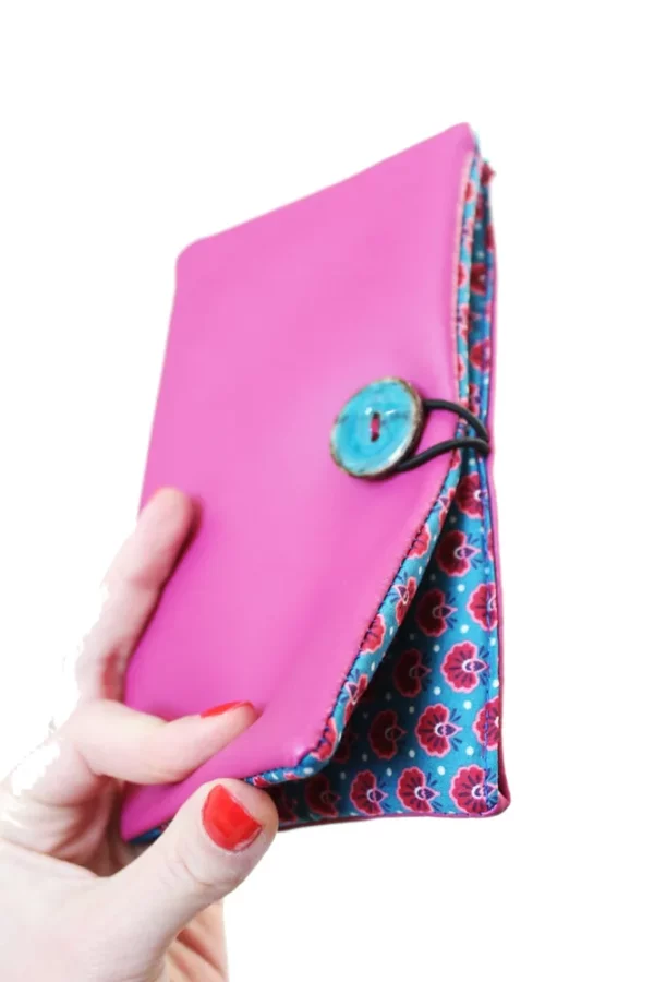 Portefeuille compagnon femme fait main en France simili cuir fuchsia bouton coco turquoise