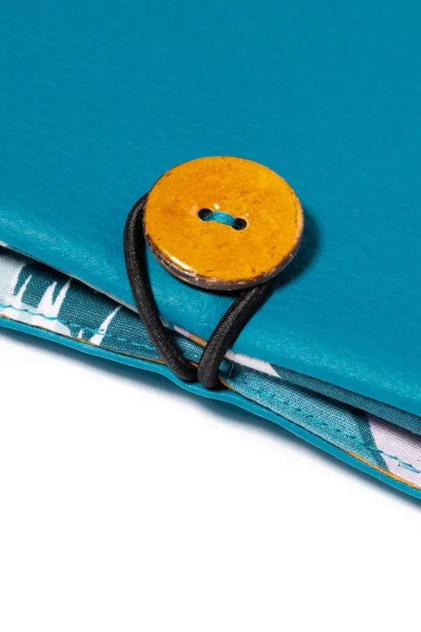 Portefeuille compagnon zoom sur le bouton jaune simili cuir turquoise