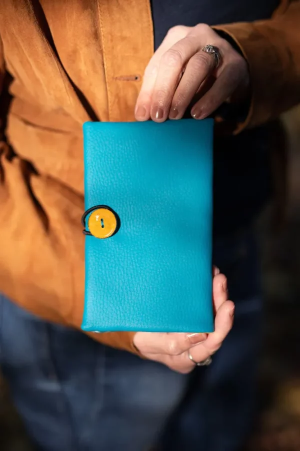 Portefeuille fait main simili cuir turquoise et bouton jaune Lapins