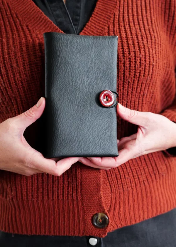 Portefeuille femme fait main noir bouton coco rouge