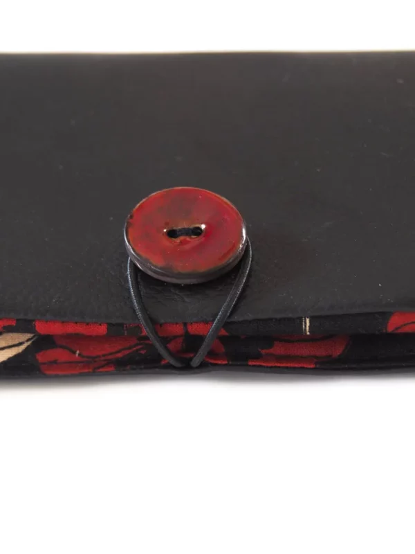 Portefeuille Aline zoom sur bouton coco rouge