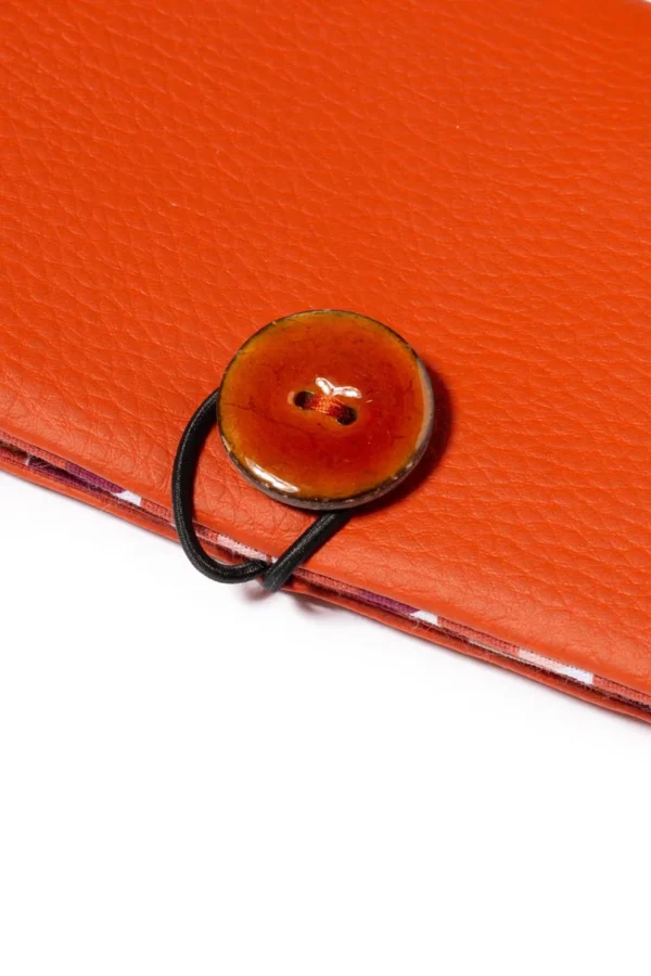 Portefeuille Clémentine zoom sur bouton coco rouille
