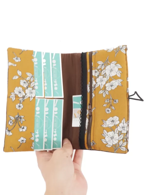 Portefeuille compagnon femme fait main simili cuir marron tissu imprimé moutarde fleurs