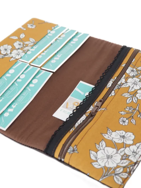 Portefeuille marron moutarde fleurs ouvert poche zippée monnaie compartiments cartes