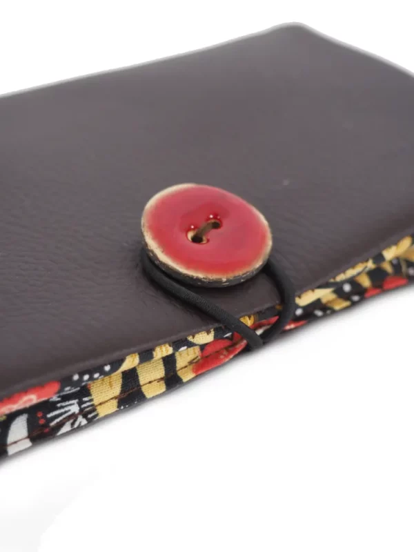 Portefeuille marron feuillage zoom sur bouton coco rouge