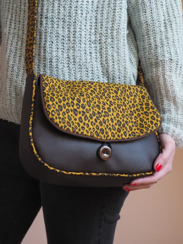 Sac femme bandoulière réversible simili cuir marron et tissu imprimé léopard