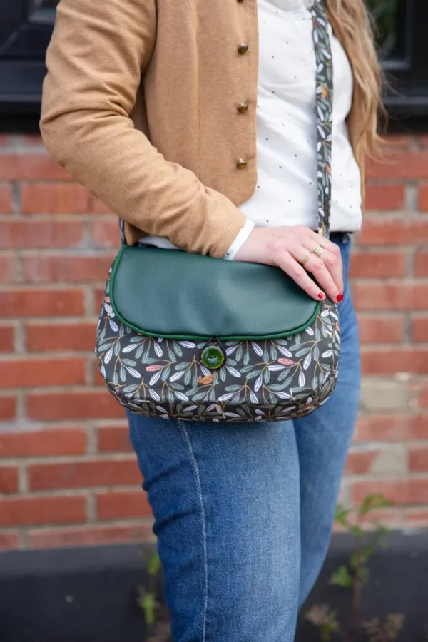 Sac réversible pioupiou côté tissu imprimé vert porté