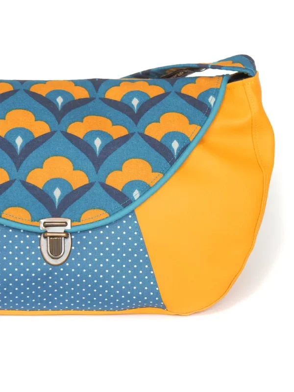 Sac besace Paola zoom sur tissu imprimé turquoise Paola simili cuir jaune moutarde et attache cartable rétro