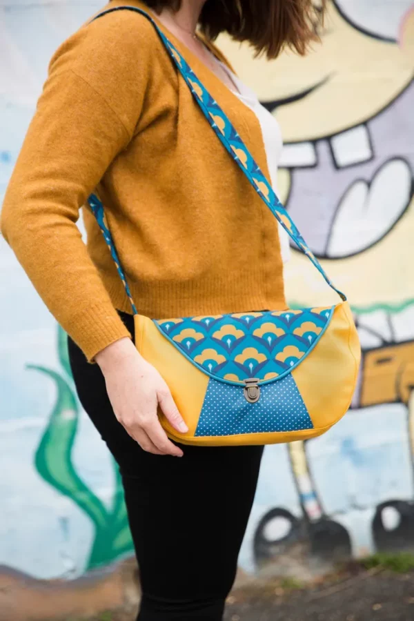 Sac besace femme cousu main en France coloré jaune moutarde turquoise porté Paola