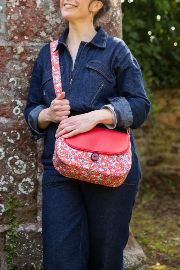 Sac réversible femme fait main en France rouge cerises porté
