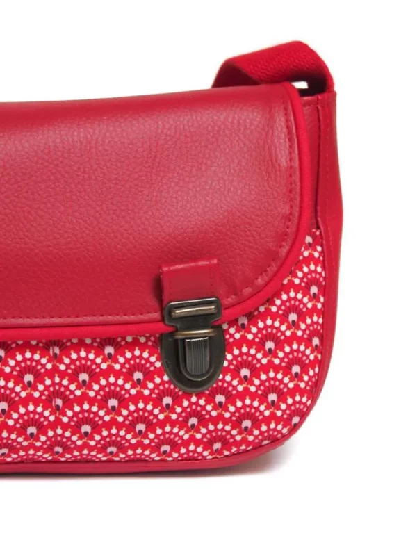Sac fait main en Bretagne zoom sur tissu rouge Aloïse simili cuir et attache cartable rétro