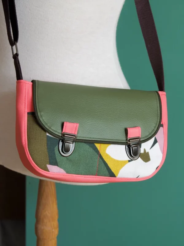 Sac à main femme bandoulière ajustable simili cuir rose corail et kaki et tissu imprimé
