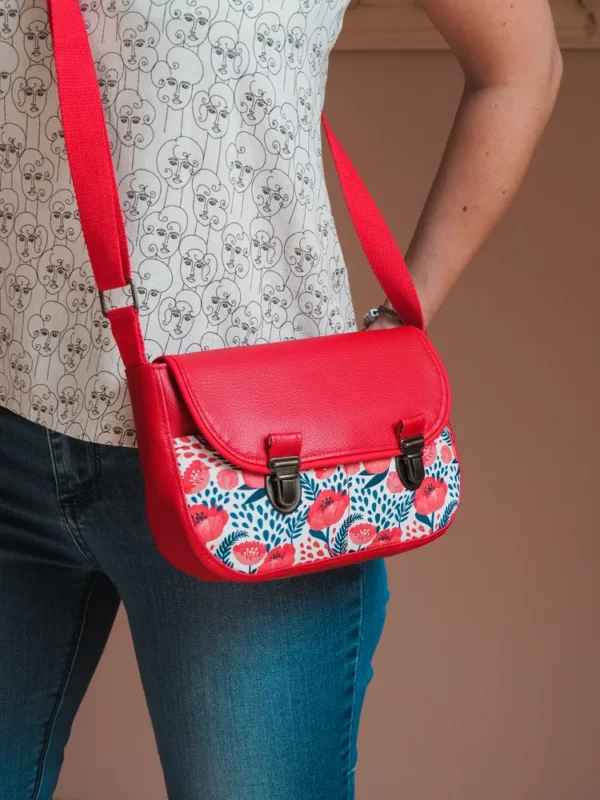 Sac à main femme rouge coquelicots porté profil