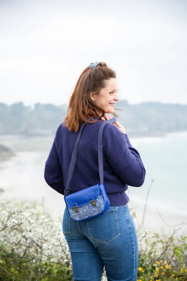 Sac à main femme fait main bleu Océan porté