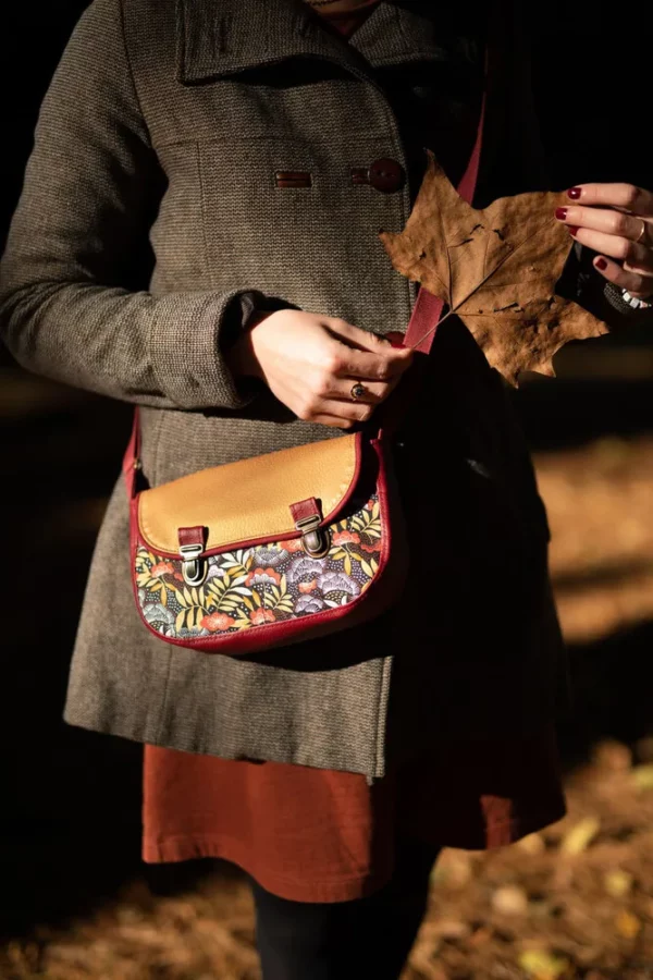 Sac à main femme bandoulière réglable fait main en France simili cuir bordeaux et doré tissu imprimé noir feuillage Sophie