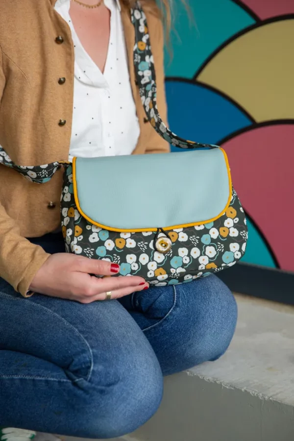 Sac 2 en 1 réversible June porté côté imprimé fleurs rétro