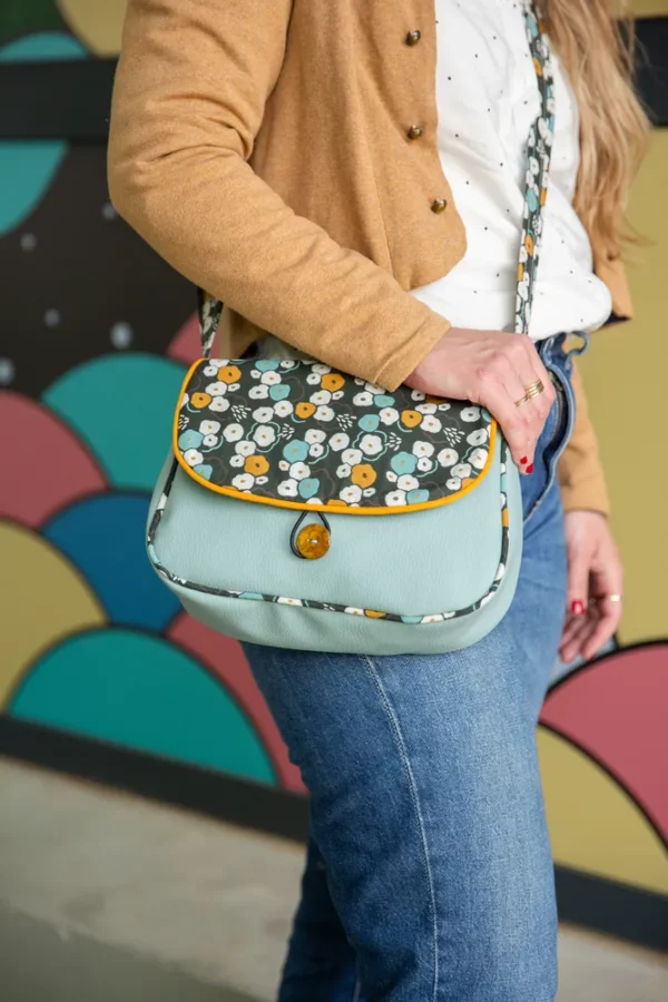 Sac réversible coloré fait main June porté côté simili cuir bleu gris bouton jaune